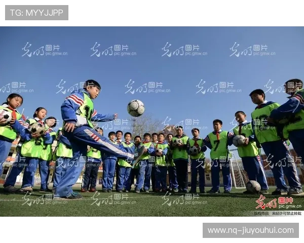 《激昂绿茵梦 足球场上的速度与激情 8K纸竖版画作》